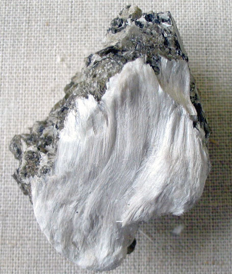 A sample of asbestos fiber with muscovite; image courtesy Aramgutang